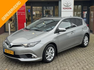 Toyota Auris 1.8 Hybrid EXECUTIVE TREKHAAK STOELVERW PARK-SENSOREN 4S-BANDEN NAVI CLIMA CRUISE CAMERA KEYLESS NL-AUTO 1E-EIG
