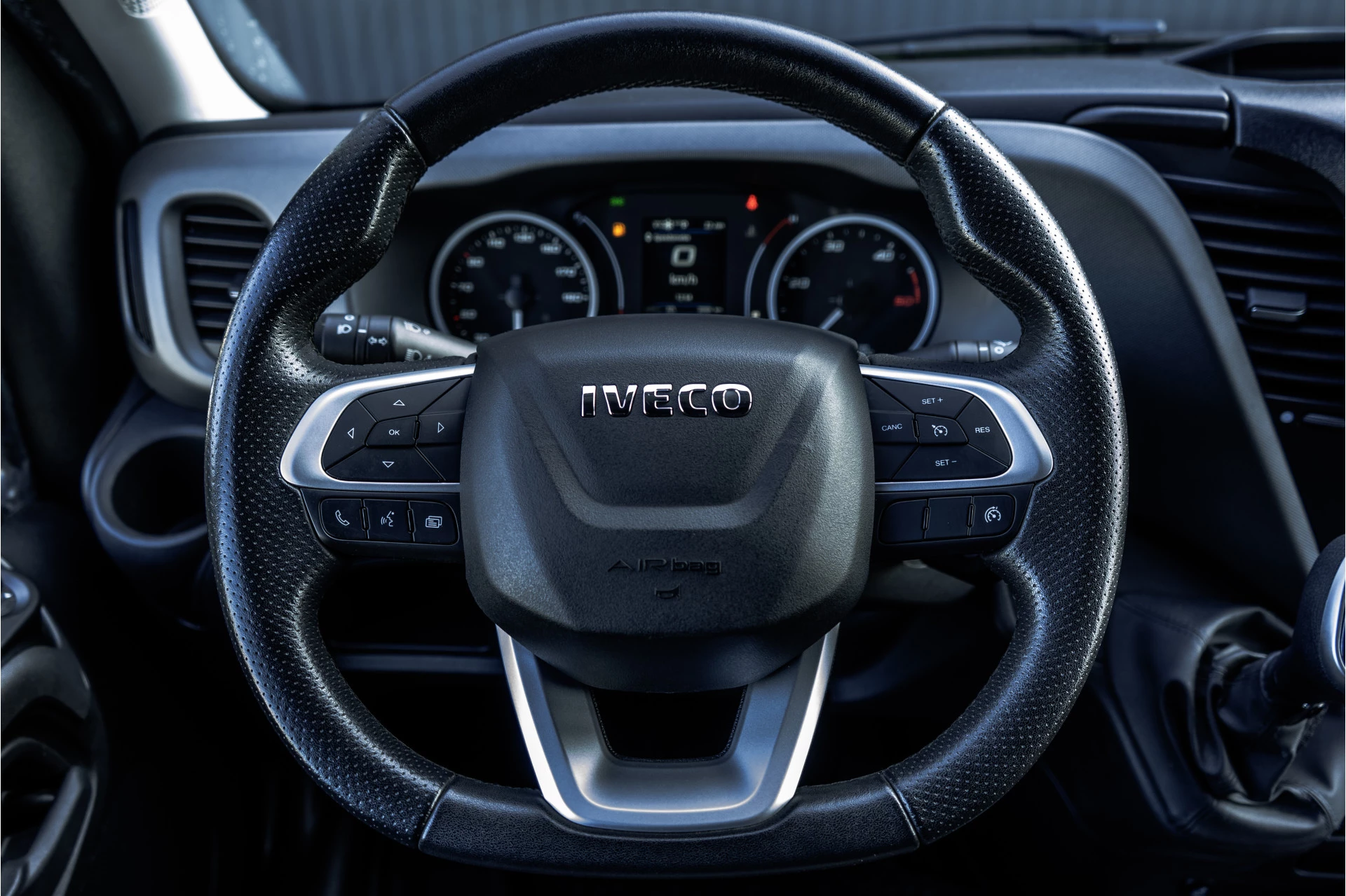 Hoofdafbeelding Iveco 35C16 | 3.0L |  Bakwagen met Laadklep | N1 | Automaat | Cruise | Navi |  3-Zits