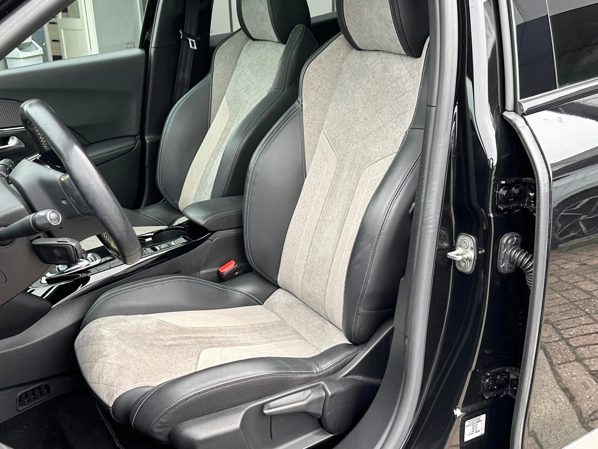 Hoofdafbeelding Peugeot e-2008