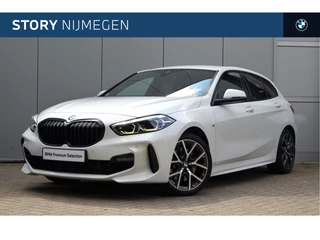 Hoofdafbeelding BMW 1 Serie BMW 1 Serie 120i High Executive M Sport Automaat / Sportstoelen / Adaptieve LED / M Sportonderstel / Live Cockpit Professional / Comfort Access / Verwarmd Stuurwiel