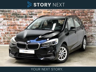 BMW 2 Serie Active Tourer 218i Executive Automaat / Navigatie Plus / Head-Up Display / Trekhaak / Sportstoelen / Parkeersensoren / Climate Control / LED / 16 Inch / Cruise Control / Neerklapbare Achterbank