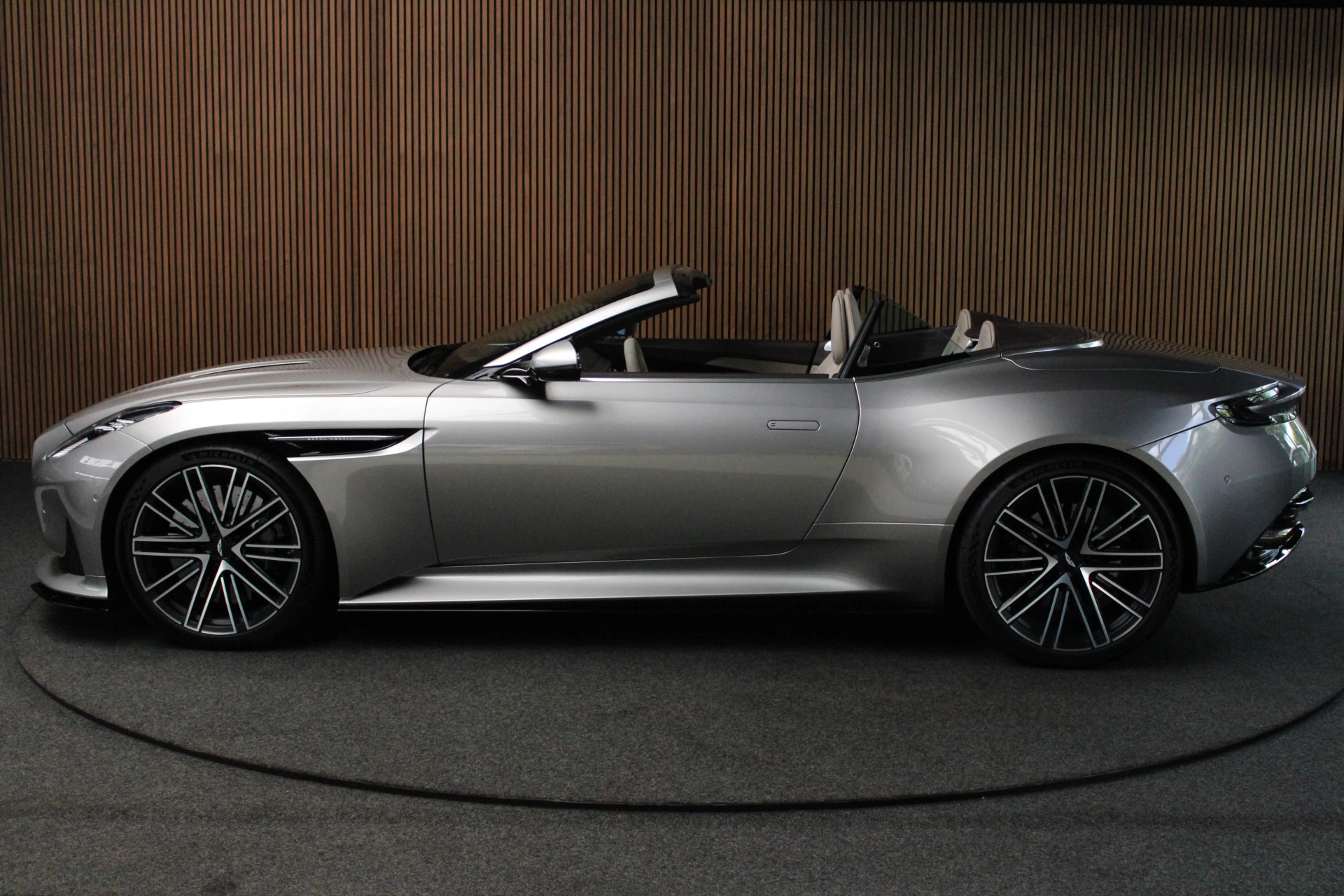 Hoofdafbeelding Aston Martin V8 Volante