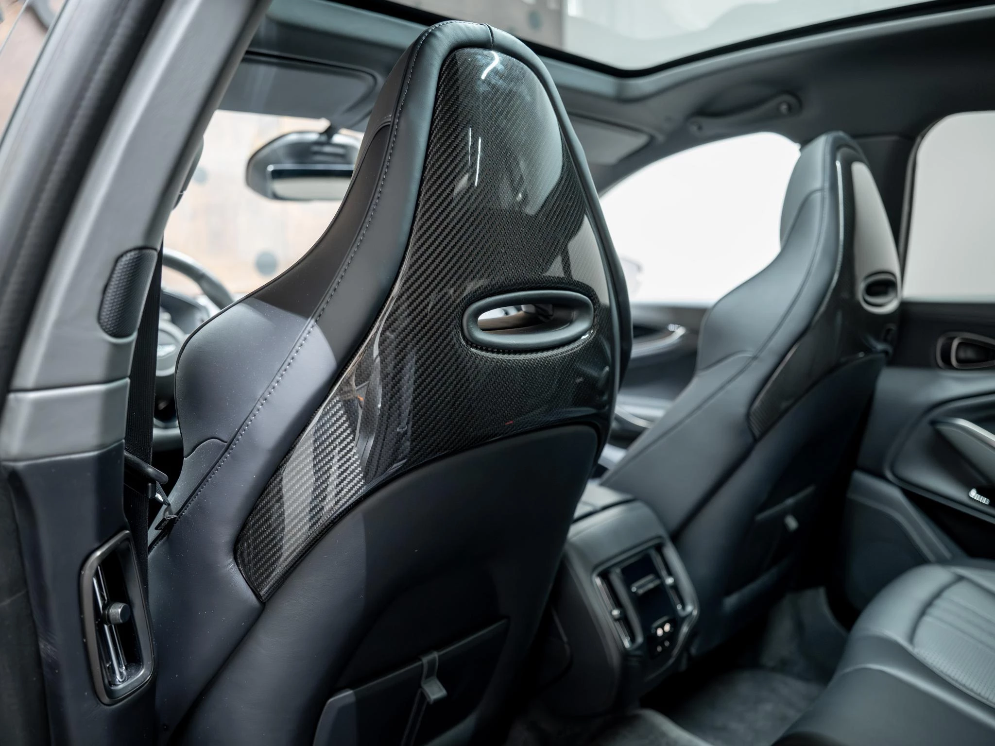 Hoofdafbeelding Aston Martin DBX