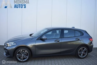BMW 118i AUT. Sport Exe Mineralgrau M-Stuur Carplay Live Cockpit Zwarte hemel Afn. trekhaak