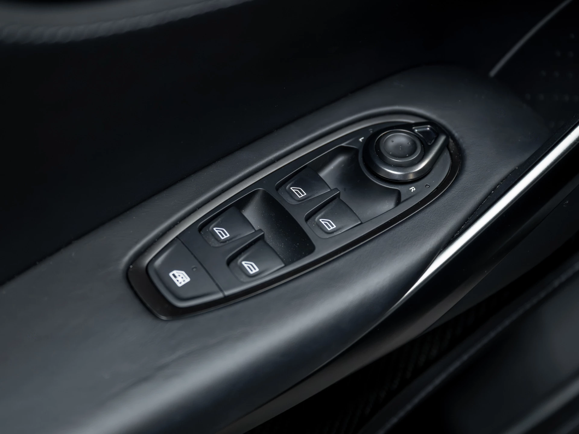 Hoofdafbeelding Aston Martin DBX