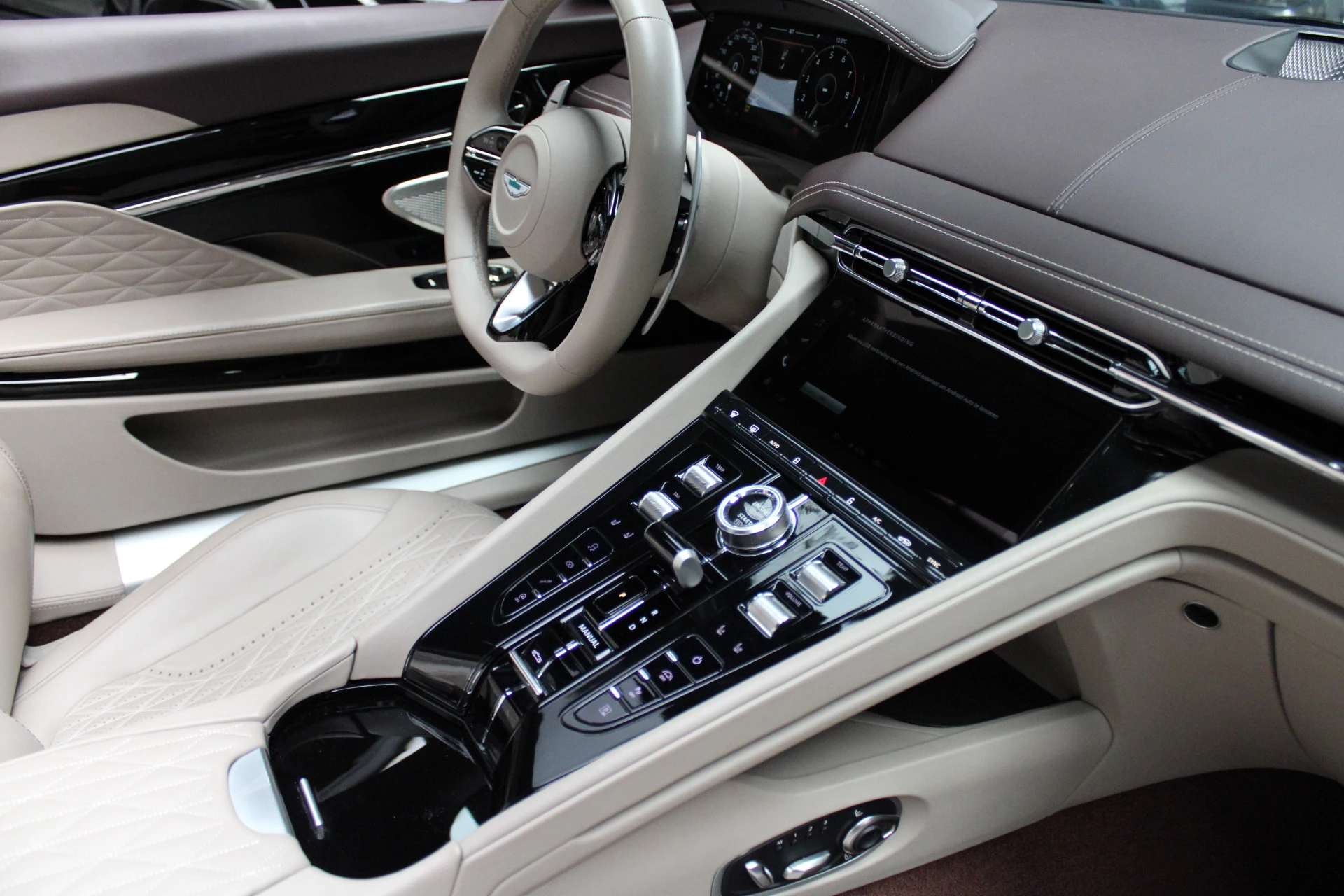 Hoofdafbeelding Aston Martin V8 Volante