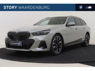 Hoofdafbeelding BMW 5 Serie BMW 5 Serie Touring 550e xDrive M Sport Automaat / Panoramadak / Trekhaak / Bowers & Wilkins / M Multifunctionele Stoelen / Adaptief M Onderstel Professional / Parking Assistant Professional