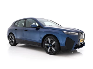 BMW iX xDrive40 High Executive 77 kWh AWD [ 3-Fase-11kW ] {SOH-100%} (INCL-BTW) *LEATHER | TOPVIEW | FULL-LED | MEMORY-PACK | HARMAN/KARDON | BLINDSPOT | WIDESCREEN-COCKPIT | HEATED-COMFORTSEATS | DAB | AMBIENTLIGHT | NAVI-FULLMAP | TOWBAR | HEAD-UP | 21''ALU*