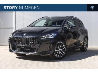 Hoofdafbeelding BMW 2 Serie BMW 2 Serie Active Tourer 225e xDrive M Sport Automaat / Panoramadak / Trekhaak / Sportstoelen / M Adaptief onderstel / Comfort Access / Head-Up / Harman-Kardon