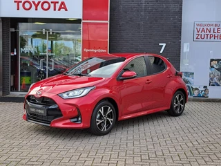Hoofdafbeelding Toyota Yaris Toyota Yaris 1.5 Hybrid 115 Dynamic COMFORT PACK PDC STUUR EN STOELVERWARMING DODEHOEK