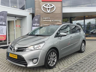 Hoofdafbeelding Toyota Verso Toyota Verso 1.8 VVT-i BUSINESS AUTOMAAT TREKHAAK ALL-SEASON CRUISE STOELVERW NL-AUTO BLUETOOTH NAVI PANODAK PARK-SENSOREN LM-VELGEN