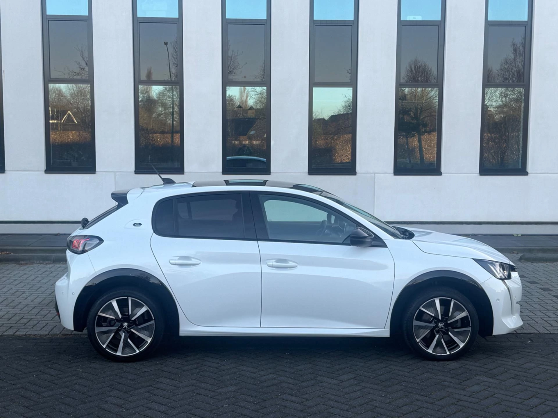 Hoofdafbeelding Peugeot e-208
