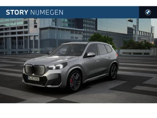 Hoofdafbeelding BMW iX1 BMW iX1 eDrive20 High Executive M Sport / Panoramadak / Trekhaak / Sportstoelen / Adaptieve LED / M Adaptief onderstel / Parking Assistant Plus / Head-Up / Comfort Access