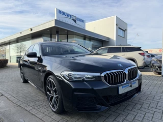 BMW 5 Serie 545e xDrive M sport Trekhaak | Adapt. Cruise | HiFi | Stuurverw. | Stoelverw.