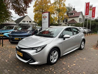 Hoofdafbeelding Toyota Corolla Toyota Corolla 1.8 HYBRID AUTOMAAT / CAMERA / CARPLAY / NAVI / LM-VELGEN