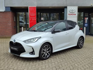 Hoofdafbeelding Toyota Yaris Toyota Yaris 1.5 Hybrid EXECUTIVE STOELVERW HEAD-UP JBL-AUDIO BLIND SPOT LED KEYLESS PARK-SENSOREN 17'' LM-VELGEN CAMERA APPLE/ANDROID