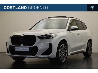 Hoofdafbeelding BMW X1 BMW X1 xDrive23i High Executive M Sport Automaat / Panoramadak / Trekhaak / Stoelverstelling / Adaptieve LED / Harman Kardon / Parking Assistant Plus / Head-Up / Live Cockpit Professional