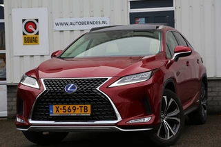 Lexus RX 450h AWD*Lexus Fabrieksgarantie tm 03-2031*Perfect Lexus Onderh.*Pano/Afneemb. Trekhaak/Apple Carplay-Android/HUD/DAB/LED/Stoelverw.V+A/Stuurverw./Stoelkoeling/Dodehoek/Elek. Klep/Camera/Parkeersens.V+A/20 inch LM*