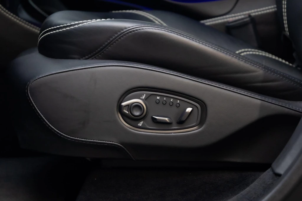 Hoofdafbeelding Aston Martin DBX