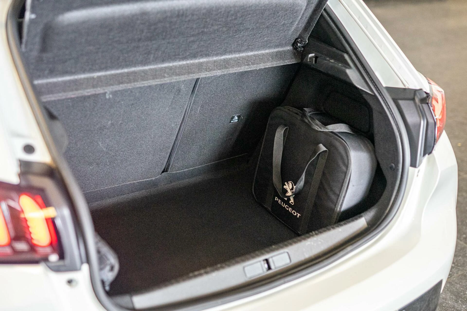 Hoofdafbeelding Peugeot e-208