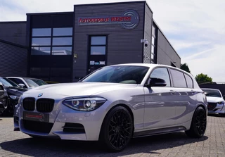 Hoofdafbeelding BMW 1 Serie BMW 1-serie M135i xDrive High Executive | Harman/Kardon | Memory stoelen | Camera | Climatronic | 19 inch | Lane Asist | F1 flippe