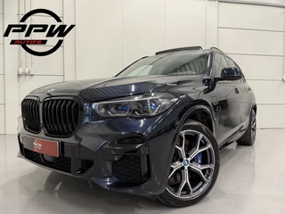 BMW X5 xDrive45e M-Sport PANO/TREKHAAK/LASER/HEAD-UP/360CAMERA/MEMORY/ACC/ACTIVE-STEERING/LUCHTVERING/21"BREEDSET/SHADOW-LINE/DONKERE-HEMEL/CARBONSCHWARZ/VOLLEDIG BMW DEALER HISTORIE