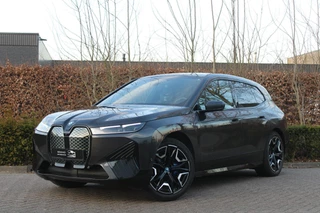 BMW IX xDrive 50 High Executive | Sportpakket | Skylounge | Luchtvering | Meesturende achteras | keyless | 360 Camera | Panorama