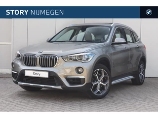 BMW X1 sDrive20i High Executive xLine Automaat / Trekhaak / Panoramadak / Sportstoelen / Head-Up / Harman-Kardon / LED / Stoelverwarming