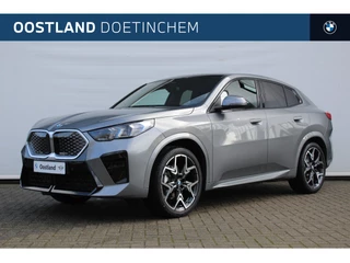 Hoofdafbeelding BMW iX2 BMW iX2 eDrive20 M Sport / Sportstoelen / Achteruitrijcamera / M Adaptief onderstel / Adaptieve LED / Comfort Access / Parking Assistant