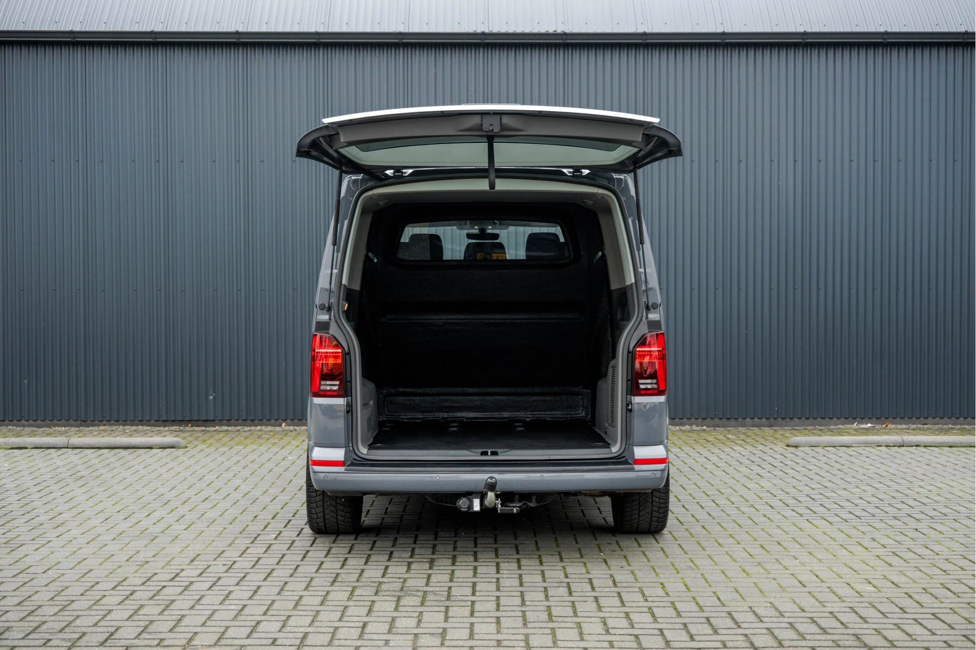 Hoofdafbeelding Volkswagen Carravelle | Automaat | Led | Camera | Carplay | Navi | Zijschuifdeur R+L | Adapt.Cruise | Trekhaak