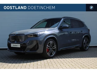 BMW iX1 eDrive20 M Sport / Panoramadak / Trekhaak / Sportstoelen / Adaptieve LED / Head-Up / Comfort Access / Stuurverwarming