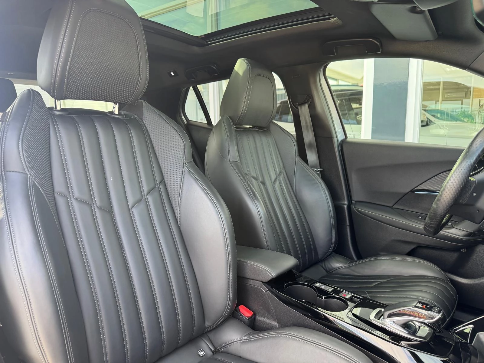 Hoofdafbeelding Peugeot e-2008