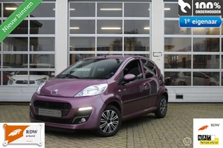 Hoofdafbeelding Peugeot 107 Peugeot 107 1.0-12V 5-Deurs Facelift Envy-Style Sport-Exclusive Ledverlichting Airconditioning Bluetooth Carkit Tel.&Media Centr.Vergr. Elek.Ramen Stuurbekr. Toerenteller Lederstuur Radio/Cd/Mp3/Usb/Aux Dubbele Speakers Zwart Sportinterieur 12Volt-Aansl.