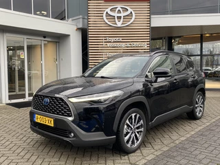Hoofdafbeelding Toyota Corolla Cross Toyota Corolla Cross 2.0 HYBRID 184PK FIRST-EDITION BLIND-SPOT EL-ACHTERKLEP LM-VELGEN KEYLESS PARK-SENSOREN STOELVERW DRAADLOOS-LADEN AD-CRUISE BLUETOOTH