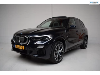 Hoofdafbeelding BMW X5 BMW X5 XDrive40i M-SPORT 7-PERSOONS PANORAMADAK / TREKHAAK / H/K / LUCHTVERING / TREKHAAK / 360CAMERA / DEALER OH