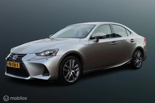 Hoofdafbeelding Lexus IS Lexus IS 300h Hybrid Business Line, Stoelverw, Camera, Pdc voor + achter, Cruise, Half Leder, Navi, 17 inch Lmv.