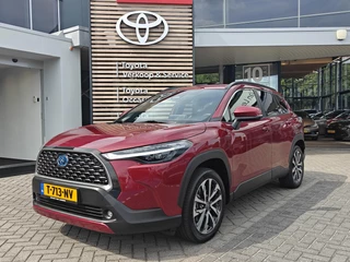 Toyota Corolla Cross 2.0 High Power Hybrid First Edition TREKHAAK NAVI ELEK-ACHTERKLEP APPLE/ANDROID BLIND-SPOT STOELVERW DRAADLOOS-LADEN PARK-SENSOREN 18"LMV KEYLESS