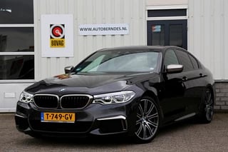 BMW 5 Serie M550i V8 462PK xDrive High Executive*Perfect BMW Onderh.*Bowers&Wilkins Diamond/Co-Pilot Pack/Softclose/Nachtzicht/Head-Up/Apple Carplay-Android/M-Stof/Stoelverw./Stuurwielverw./360/Adapt. Koplampen/Elek. Achterklep/Standkachel/VOL*