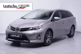 Hoofdafbeelding Toyota Auris Toyota Auris 1.8 First Edition navigatie camera private glas lmv 16" stoelverwarming climate controle DAB keyless entry en start voorstoelen verwarmd PDC v+a