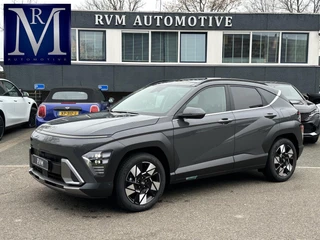 Hyundai Kona 1.6 GDI HEV Premium Sky VAN: 44.300,- VOOR: 35.877,- UW EINDEJAARSVOORDEEL: 8.413,- euro FULL HYBRID | NIEUWE AUTO MET REGISTRATIE | VOLLE AUTO! | FABR GARANTIE T/M 12-2029