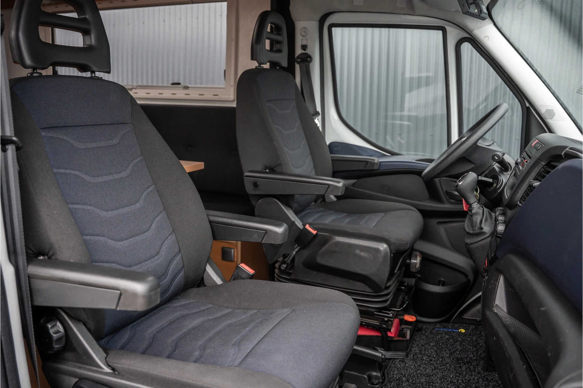 Hoofdafbeelding Iveco 40C18 3.0L 180PK | Camperkandidaat | 1ste Eigenaar | Automaat | Euro 6 | Camera | 3.5T Trekgwicht