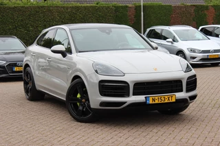 Hoofdafbeelding Porsche Cayenne Porsche Cayenne Coupé 3.0 E-Hybrid / Panoramadak / 360Camera / Sportdesign+Chrono / Luchtvering / 22'' / Sportuitlaat / Dodehoek / DAB / Bose / Stoelverwarming 4x / Cruise Control