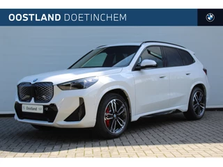 BMW iX1 eDrive20 M Sport / Panoramadak / Trekhaak / Sportstoelen / Head-Up / M Adaptief onderstel / Comfort Access / Stuurverwarming