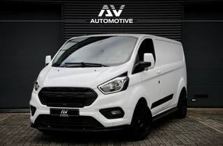 Ford Transit Custom 300 2.0 TDCI L2H1 170PK | Camera | CarPlay | Raptor Edition | Stoelverwarming | Trekhaak | 3-Zitter | Nieuwe APK | Onderhoudsbeurt