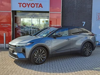 Hoofdafbeelding Toyota C-HR+ Toyota C-HR+ EXECUTIVE AWD 77KWH NIEUW & DIRECT LEVERBAAR! PANO-DAK BLIND-SPOT PARK-SENSOREN 360° CAMERA STOEL/STUURVERW WARMTEPOMP EL-ACHTERKLEP