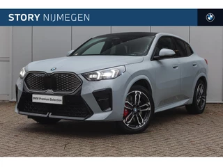 Hoofdafbeelding BMW iX2 BMW iX2 eDrive20 High Executive M Sport / Panoramadak / Trekhaak / Sportstoelen / Adaptieve LED / Comfort Access / Head-Up / Parking Assistant Plus / M Adaptief onderstel