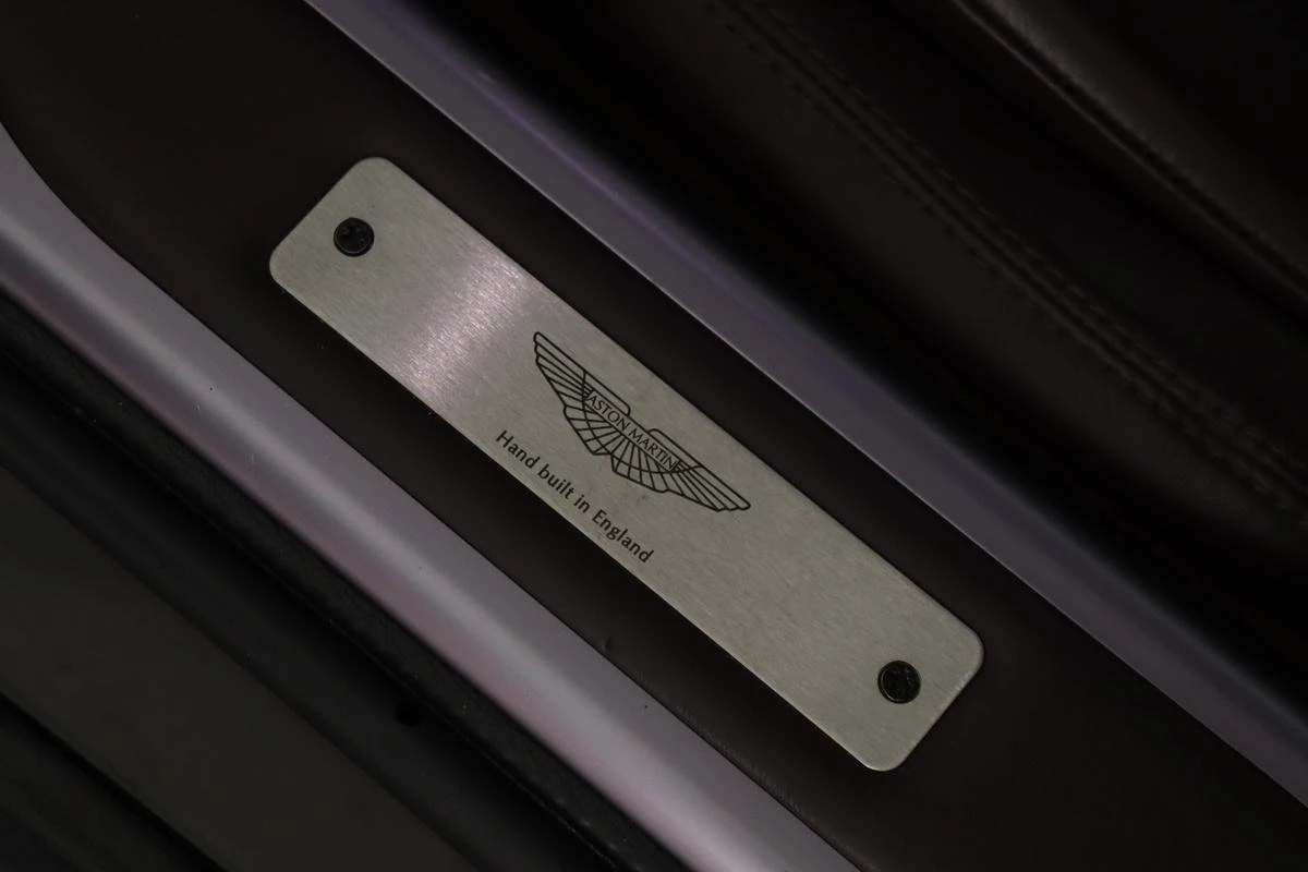 Hoofdafbeelding Aston Martin V12 Virage