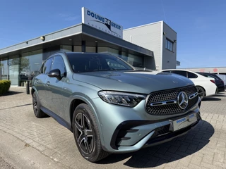 Hoofdafbeelding Mercedes-Benz GLC Mercedes-Benz GLC 300e 4MATIC AMG Line Pano-Dak | Trekhaak | Night | Stuurverw. | Advanced plus