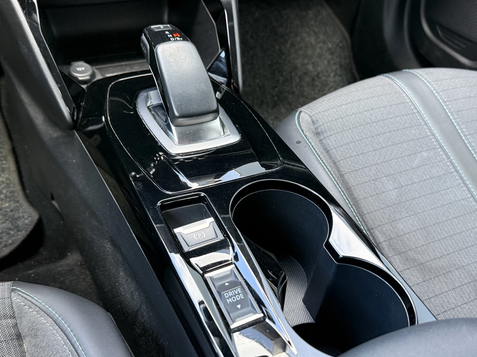 Hoofdafbeelding Peugeot e-2008