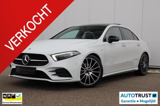 Mercedes-Benz A-klasse 200 Business Solution AMG Night 164PK Automaat 19 inch Panoramadak Massage Sfeerverlichting Widescreen Multibeam LED Navigatie Achteruitrijcamera Elektrische Stoelen